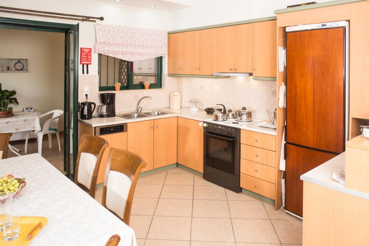 Maisonette With Garden In The Heart Of The Historical Kalamata Center Bagian luar foto