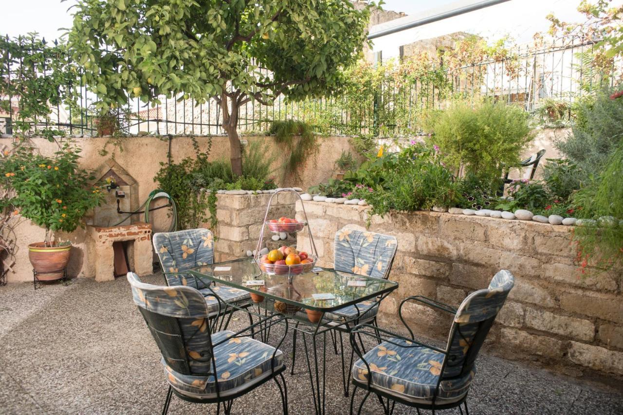 Maisonette With Garden In The Heart Of The Historical Kalamata Center Bagian luar foto