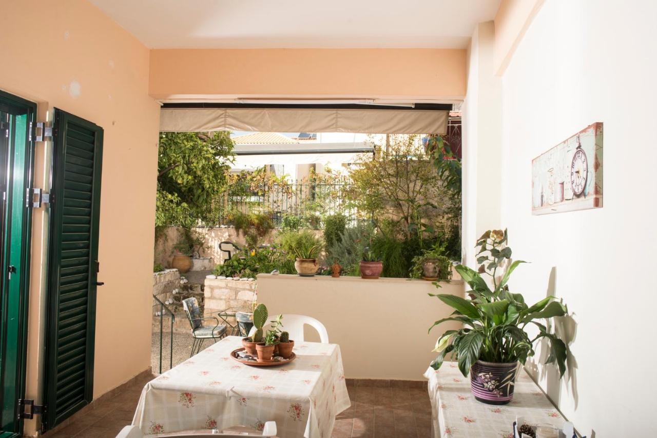 Maisonette With Garden In The Heart Of The Historical Kalamata Center Bagian luar foto