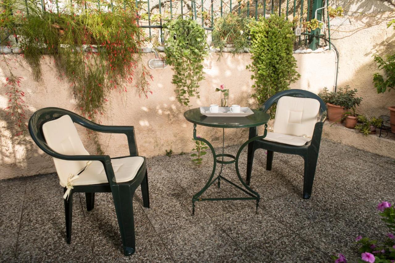 Maisonette With Garden In The Heart Of The Historical Kalamata Center Bagian luar foto